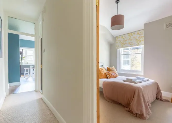 Luxuriously Designed 3 Bedroom Apartment In Clapham
