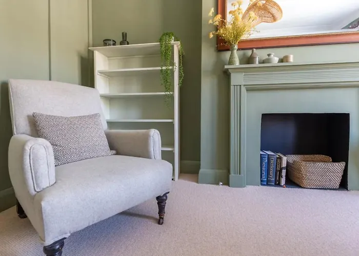 Luxuriously Designed 3 Bedroom Apartment In Clapham